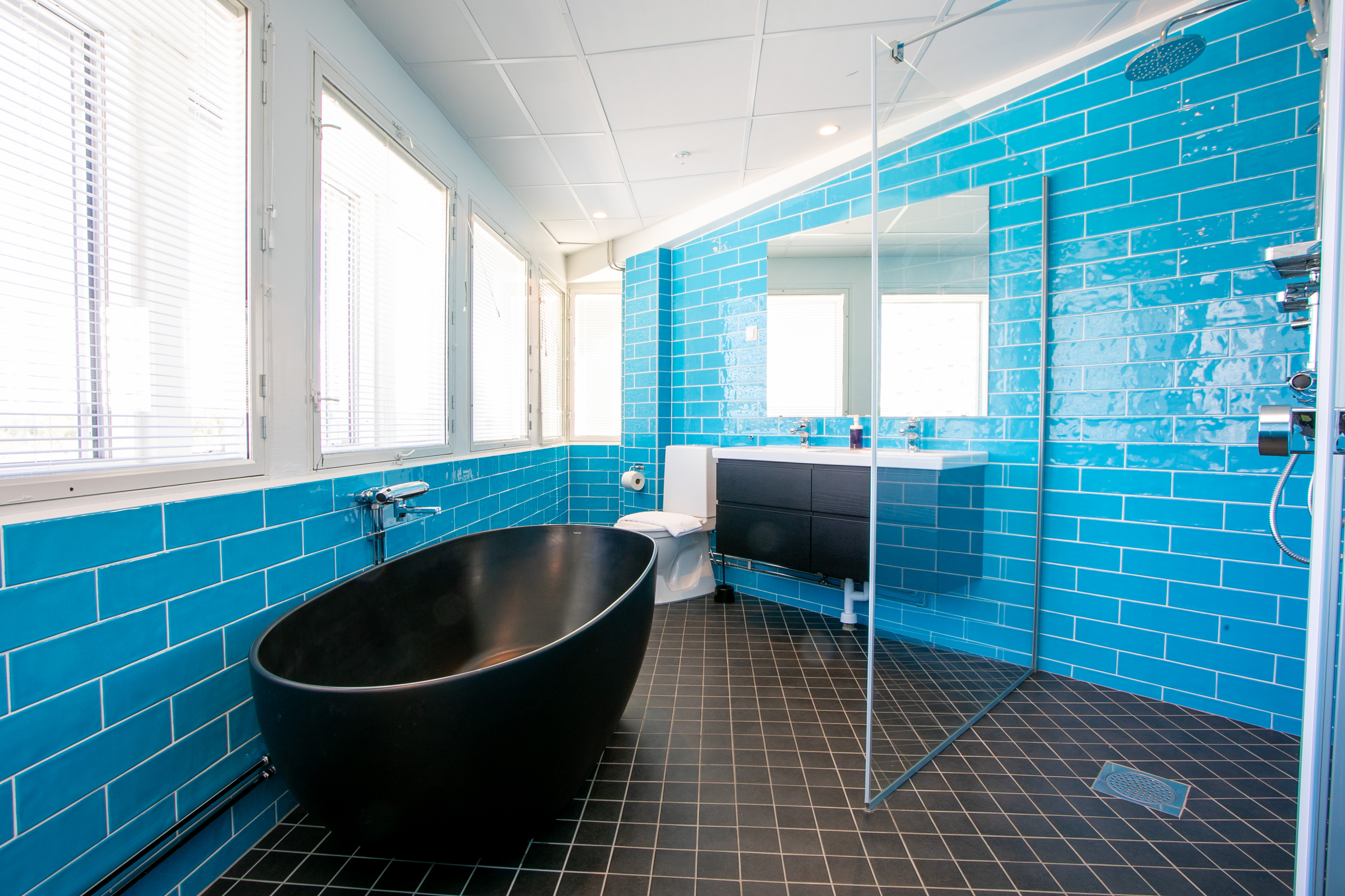 bathroom delux one-bedroom apartdirect Arlandastad.jpg