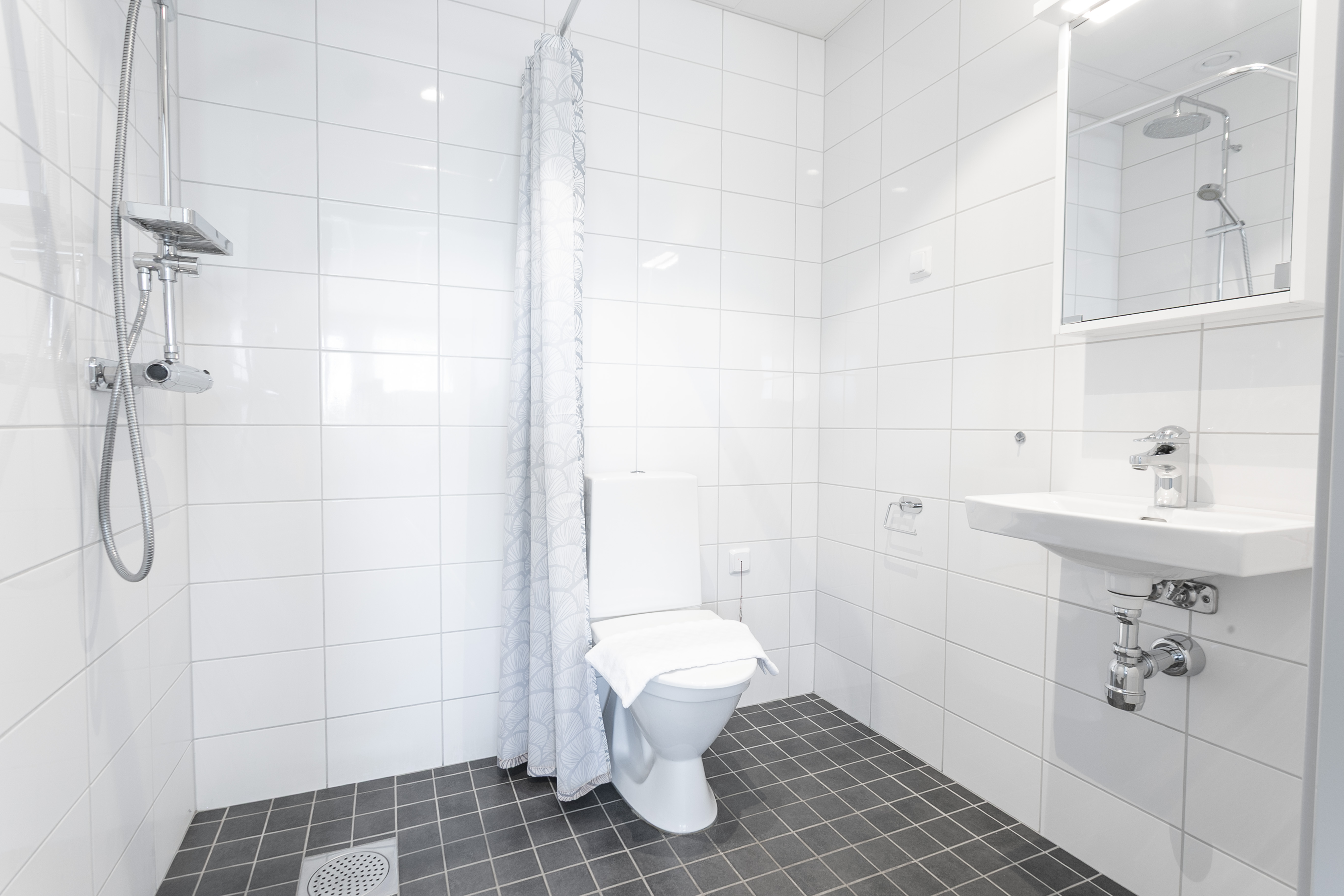 Bathroom delux queen studia ApartDIrect Arlanda.jpg
