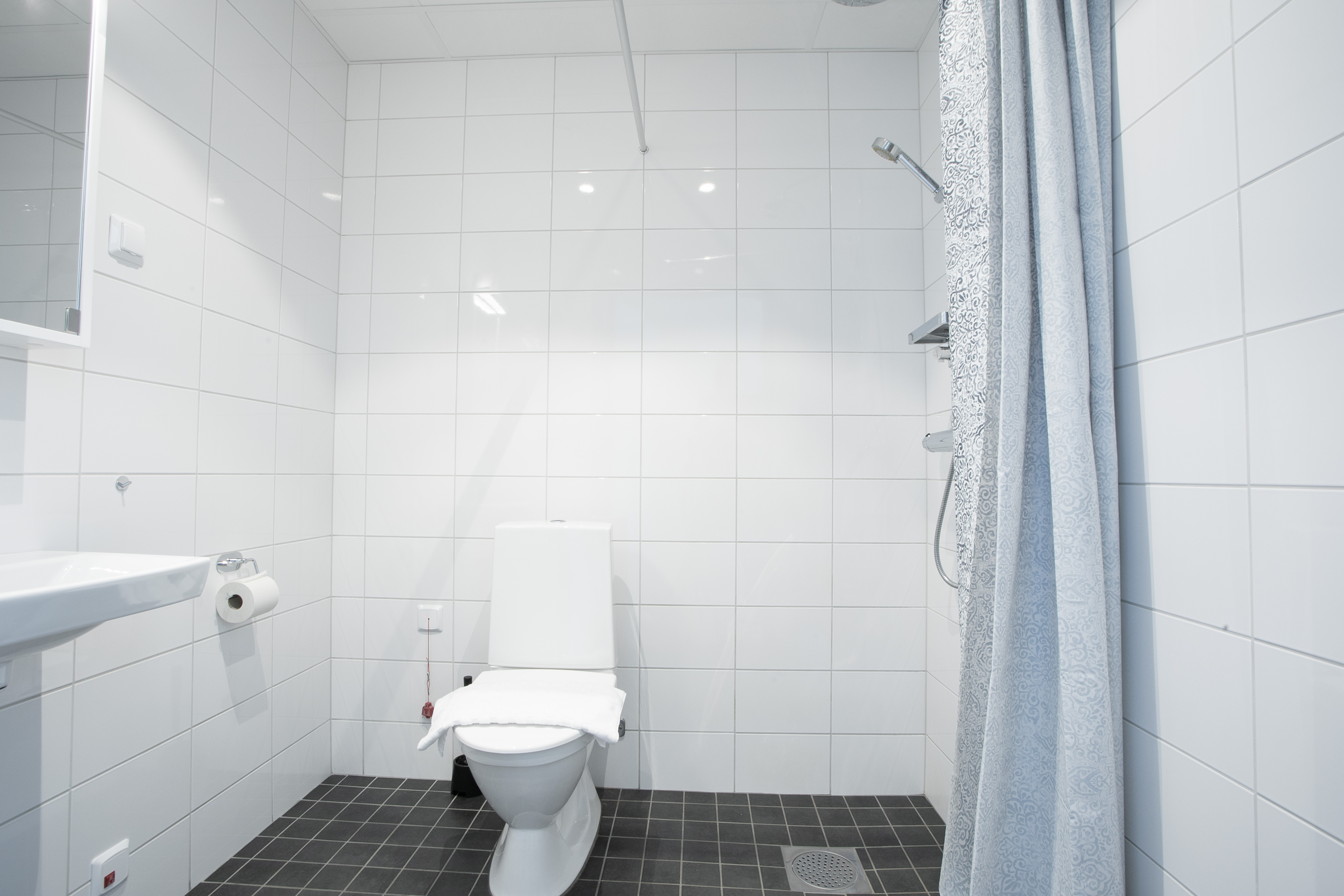 Bathroom - One Bedroom Family ApartDirect Arlandastad.jpg