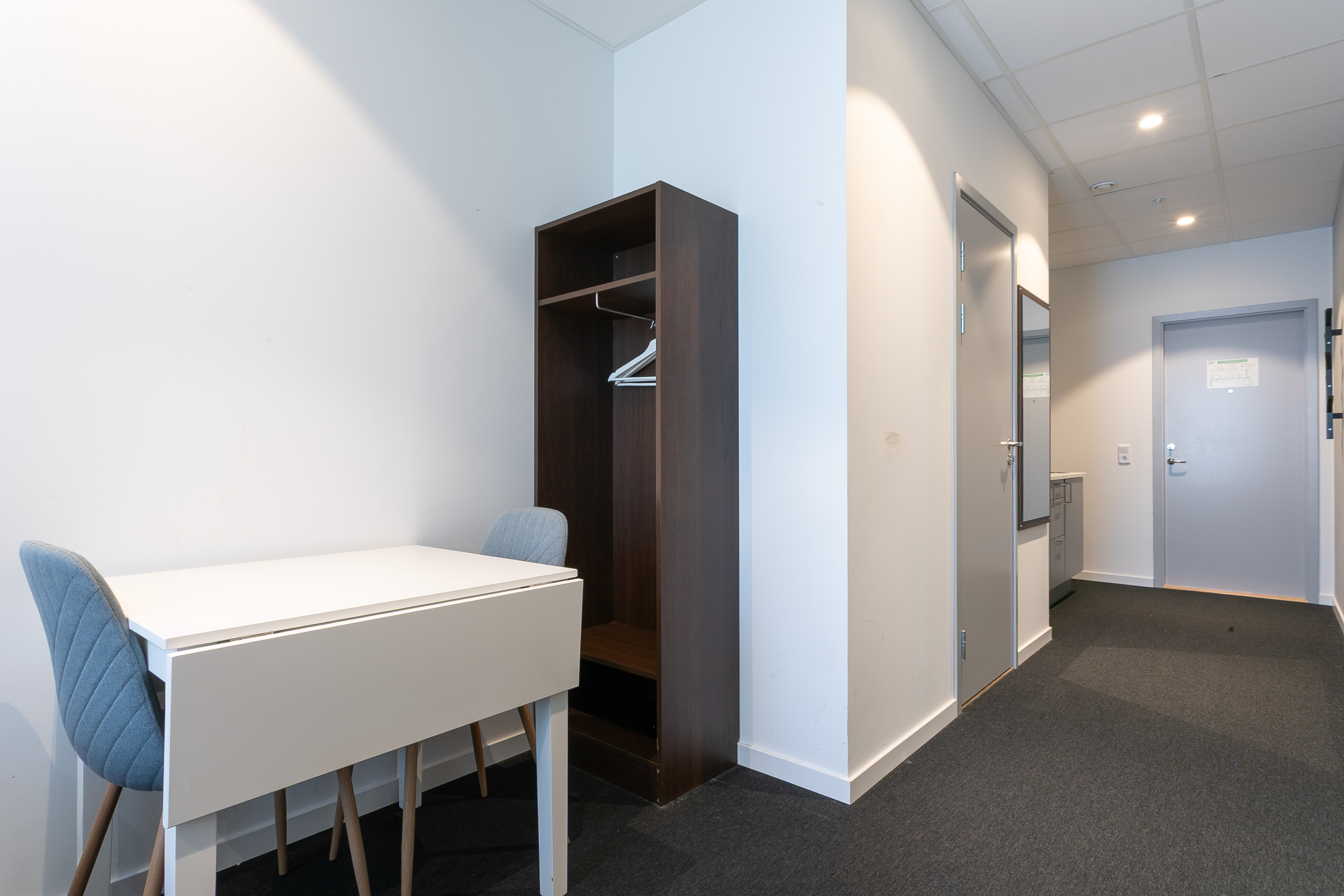 Dining table Queen Studio ApartDirect Arlandastad.jpg