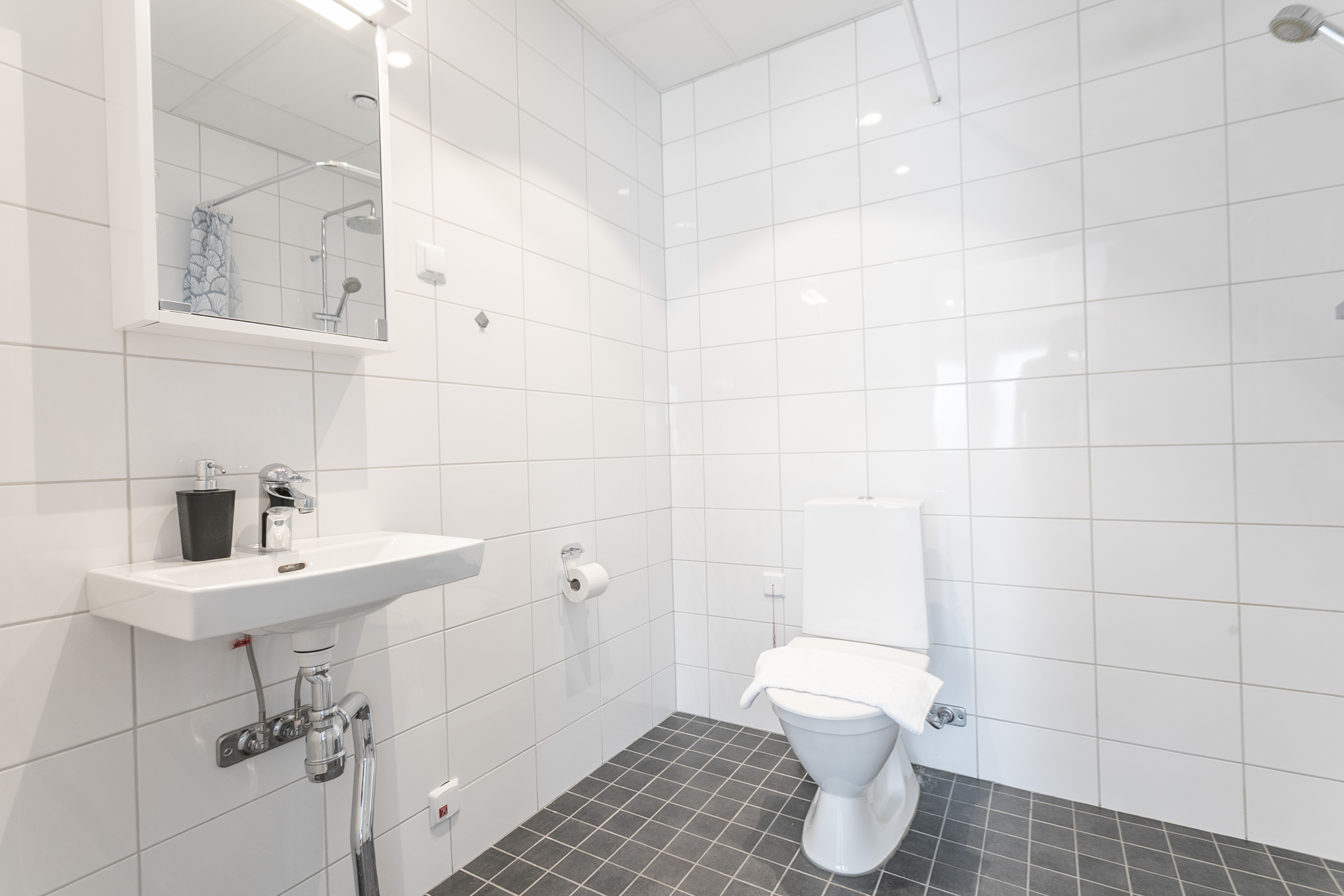 Bathroom Superior Family Apartment ApartDirect Arlandastad.jpg